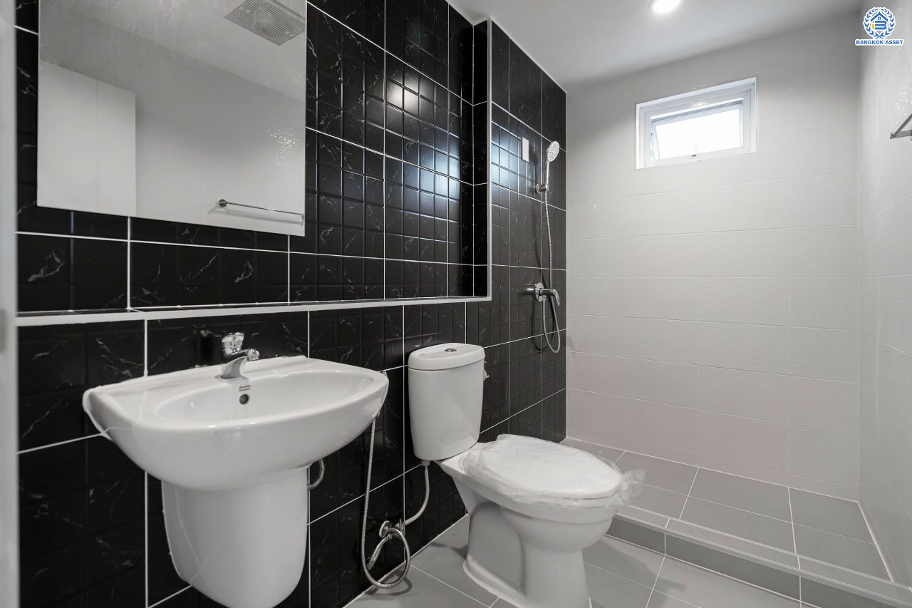 บ้านมือสองตกแต่งใหม่ โครงการ เดอะวิลเลจ แจ้งวัฒนะ-ติวานนท์ หลังมุม เนื้อที่ 55 ตร.ว. ดีไซน์ตอบทุกไลฟ์สไตล์ ฟังก์ชัน 3 ห้องนอน 2 ห้องน้ำ จอดรถได้ 2 คัน Living ชั้นล่างกว้างขวาง สามารถกั้นเป็นห้องเพิ่มได้สบาย ๆ บนทำเลติดถนนใหญ่ เชื่อมต่อทุกเส้นทาง ใกล้รถไฟฟ้าสายสีชมพู "สถานีแจ้งวัฒนะ-ปากเกร็ด28" และจุดขึ้นทางด่วน "ศรีสมาน"